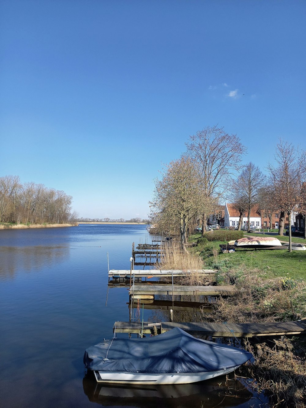 a row of boats sitting on top of a lake