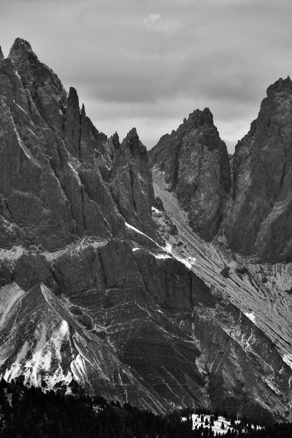 Una foto en blanco y negro de una cadena montañosa