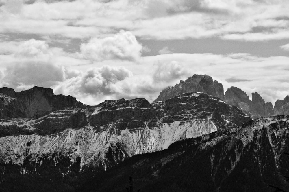 Una foto en blanco y negro de una cadena montañosa