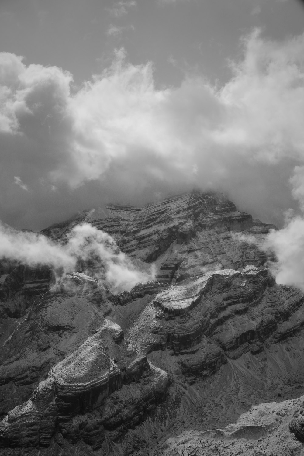 Una foto en blanco y negro de una montaña