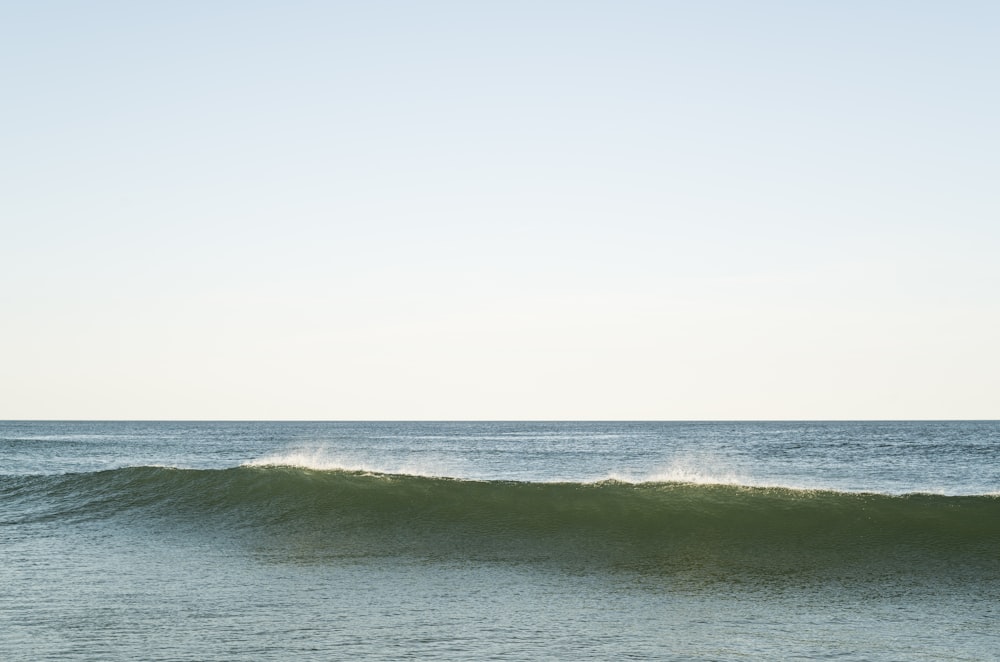 Un homme chevauchant une vague sur une planche de surf