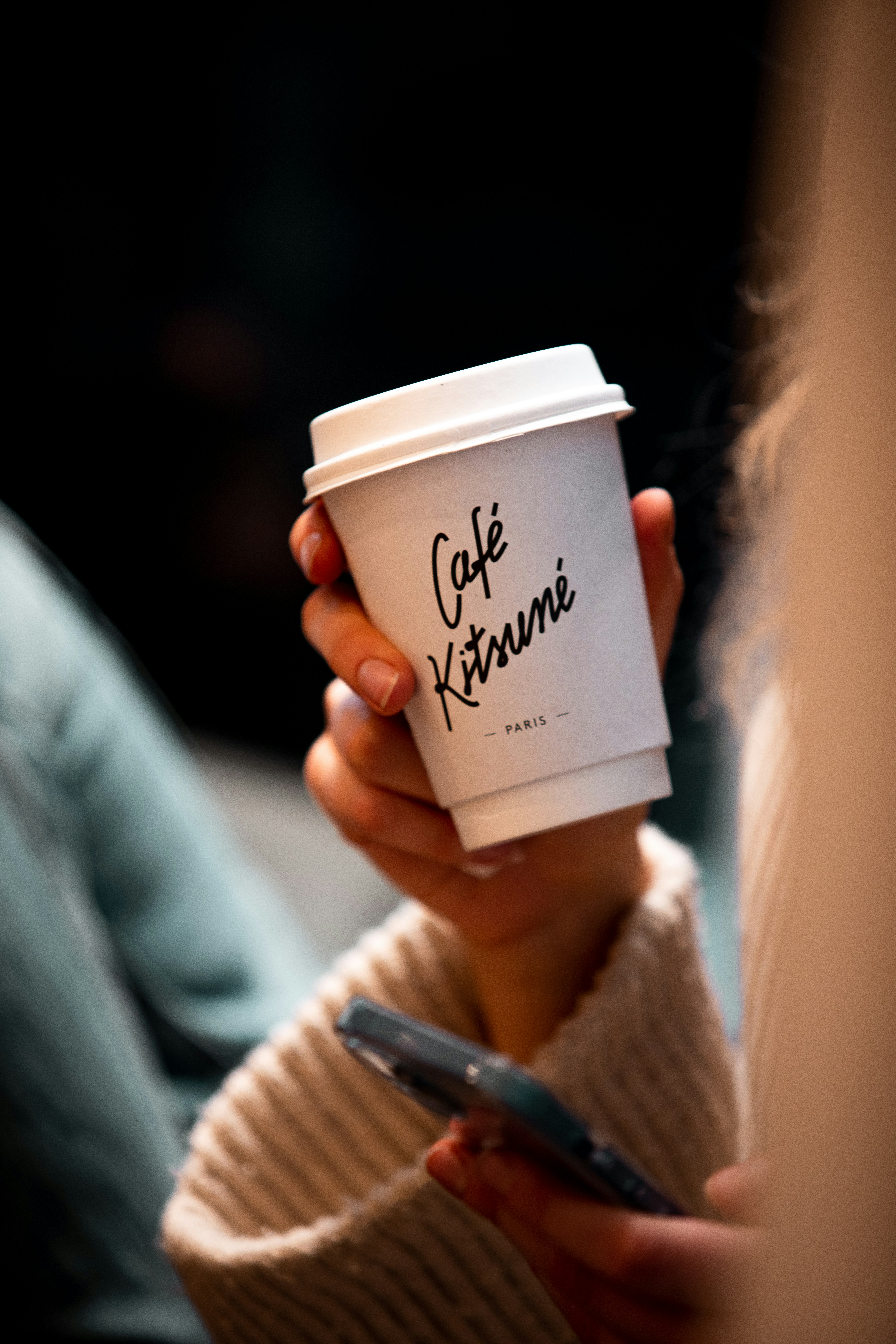 una donna che tiene una tazza di caffè in mano