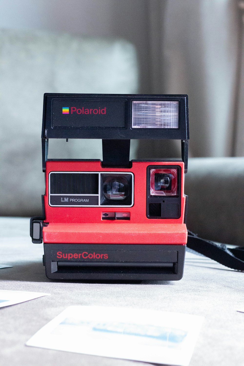 eine Polaroidkamera, die auf einem Tisch sitzt