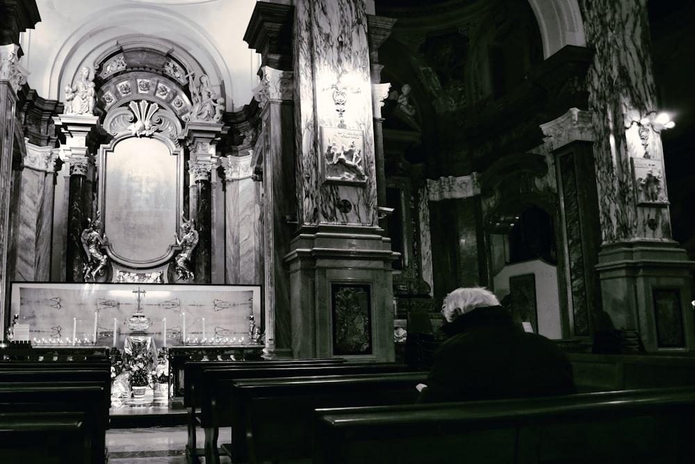 Una foto en blanco y negro de una iglesia con bancos