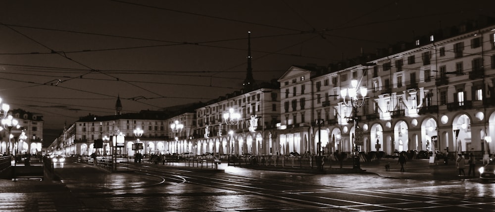 Una foto in bianco e nero di una strada della città di notte