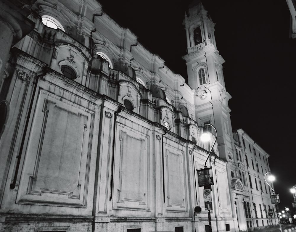 Una foto en blanco y negro de un edificio por la noche