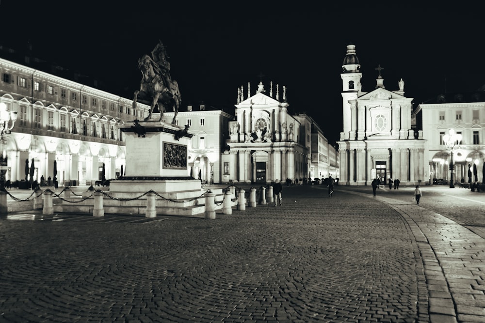 Una foto in bianco e nero di una piazza della città