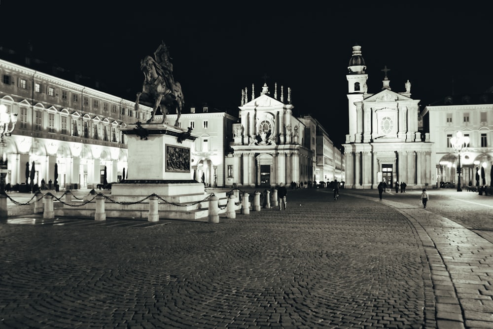 Une photo en noir et blanc d’une place de ville