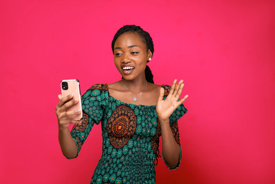créatrice de contenu OnlyFans avec smartphone en France