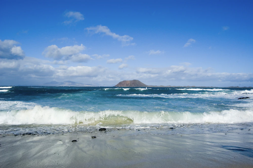 Plaża w Corralejo na Fuerteventurze z widokiem na wyspę Lobos