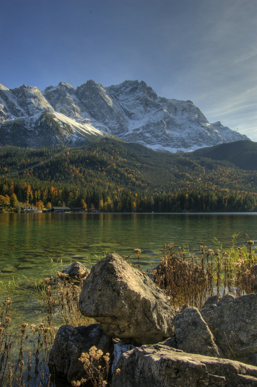 Ein See, umgeben von Bergen und Gras