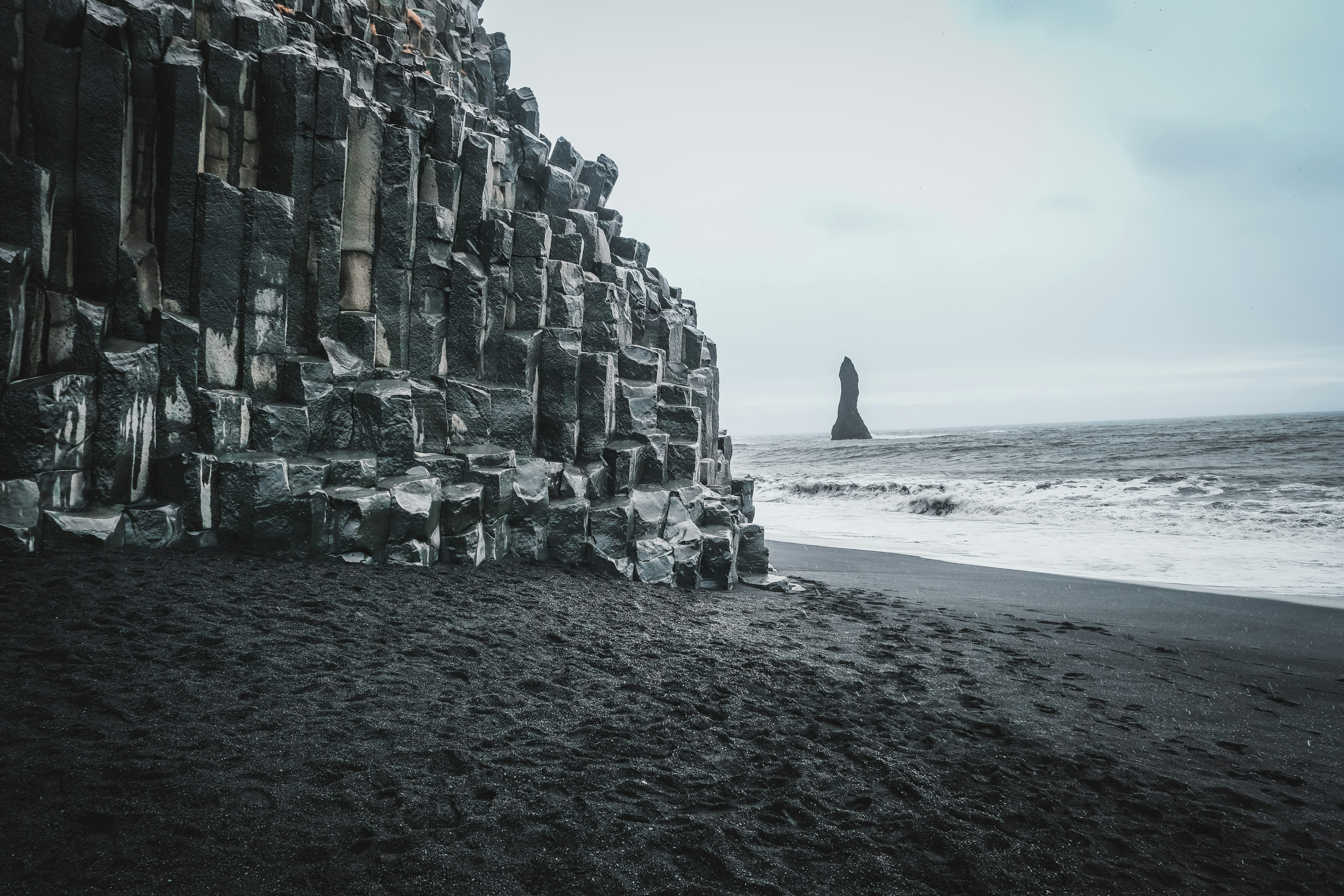 Eine große Felsformation an einem Strand am Meer