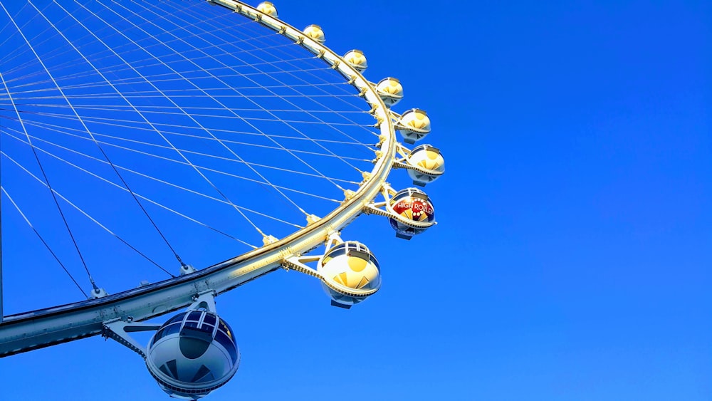 Une grande roue est représentée sur un ciel bleu