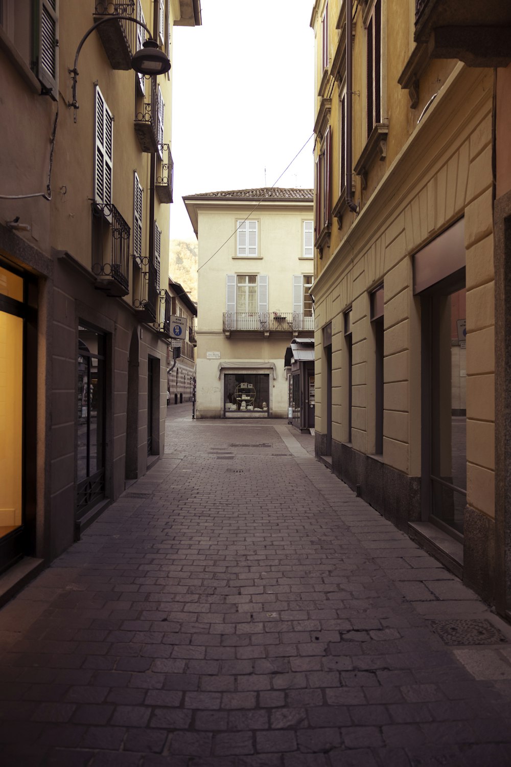 a narrow street with a building in the background