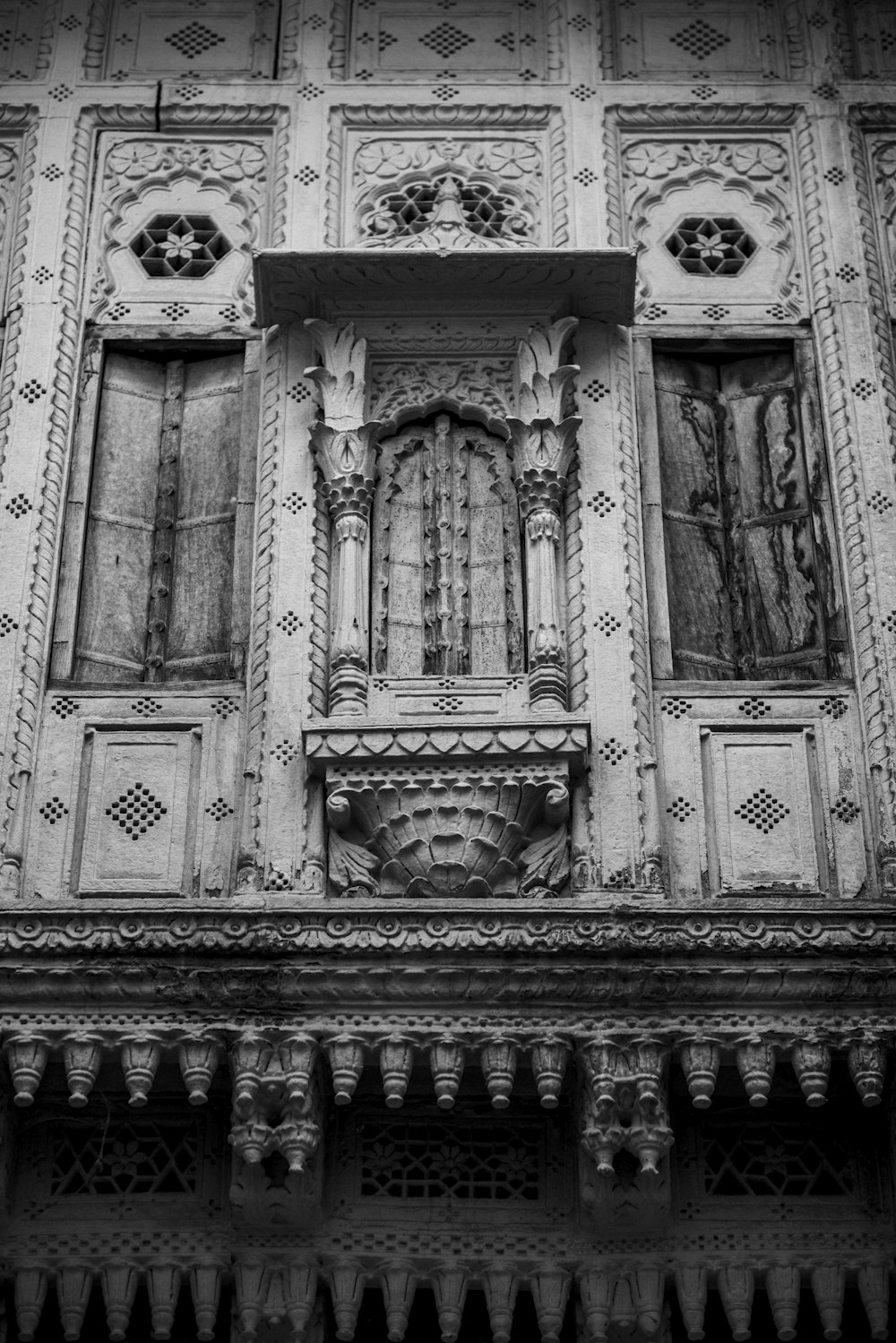 une photo en noir et blanc d’un bâtiment