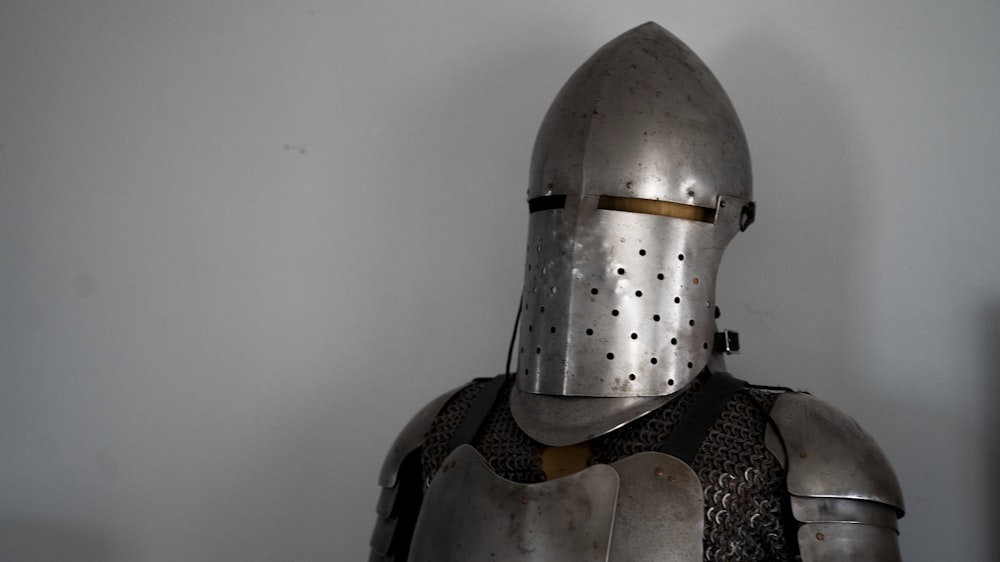 um close up do capacete e da armadura de um cavaleiro