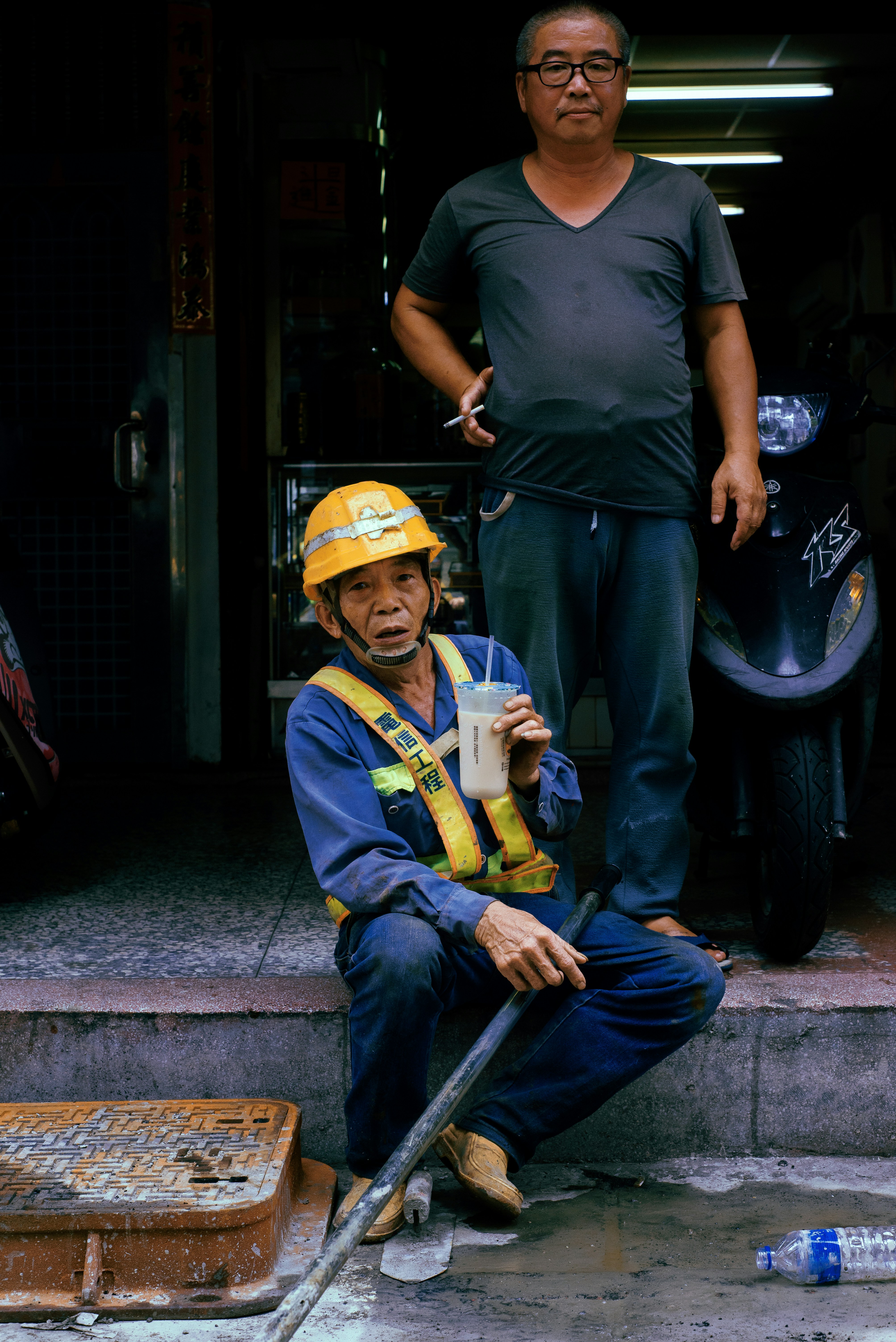 Fontanero profesional mexicano confiable trabajando