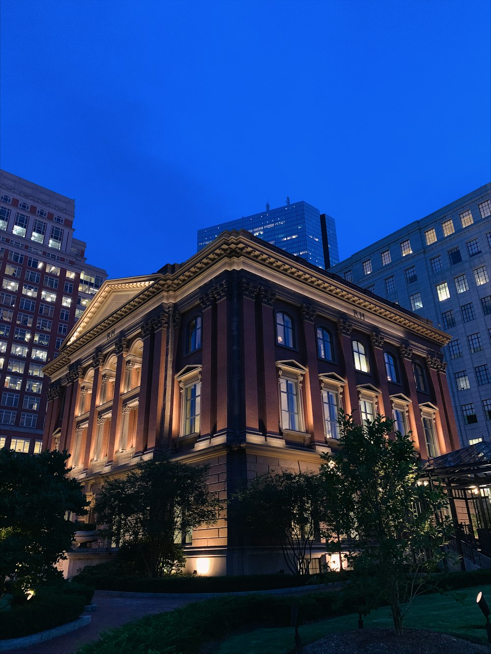 Un bâtiment illuminé la nuit dans une ville