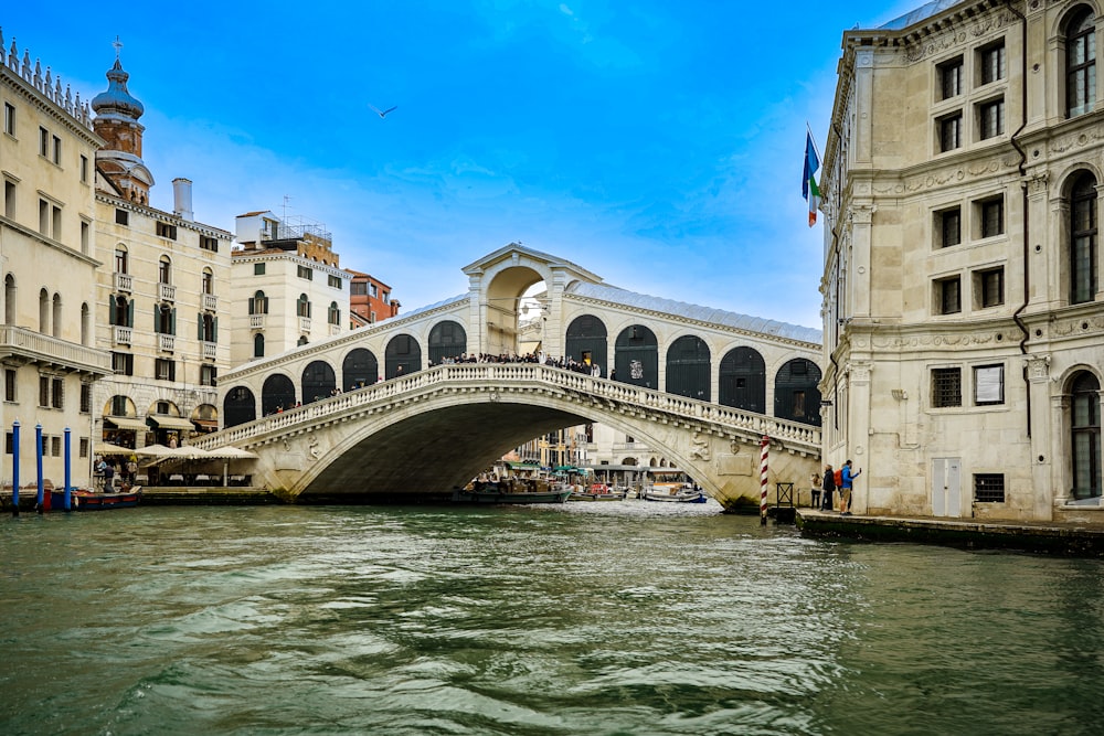 Un ponte su uno specchio d'acqua in una città