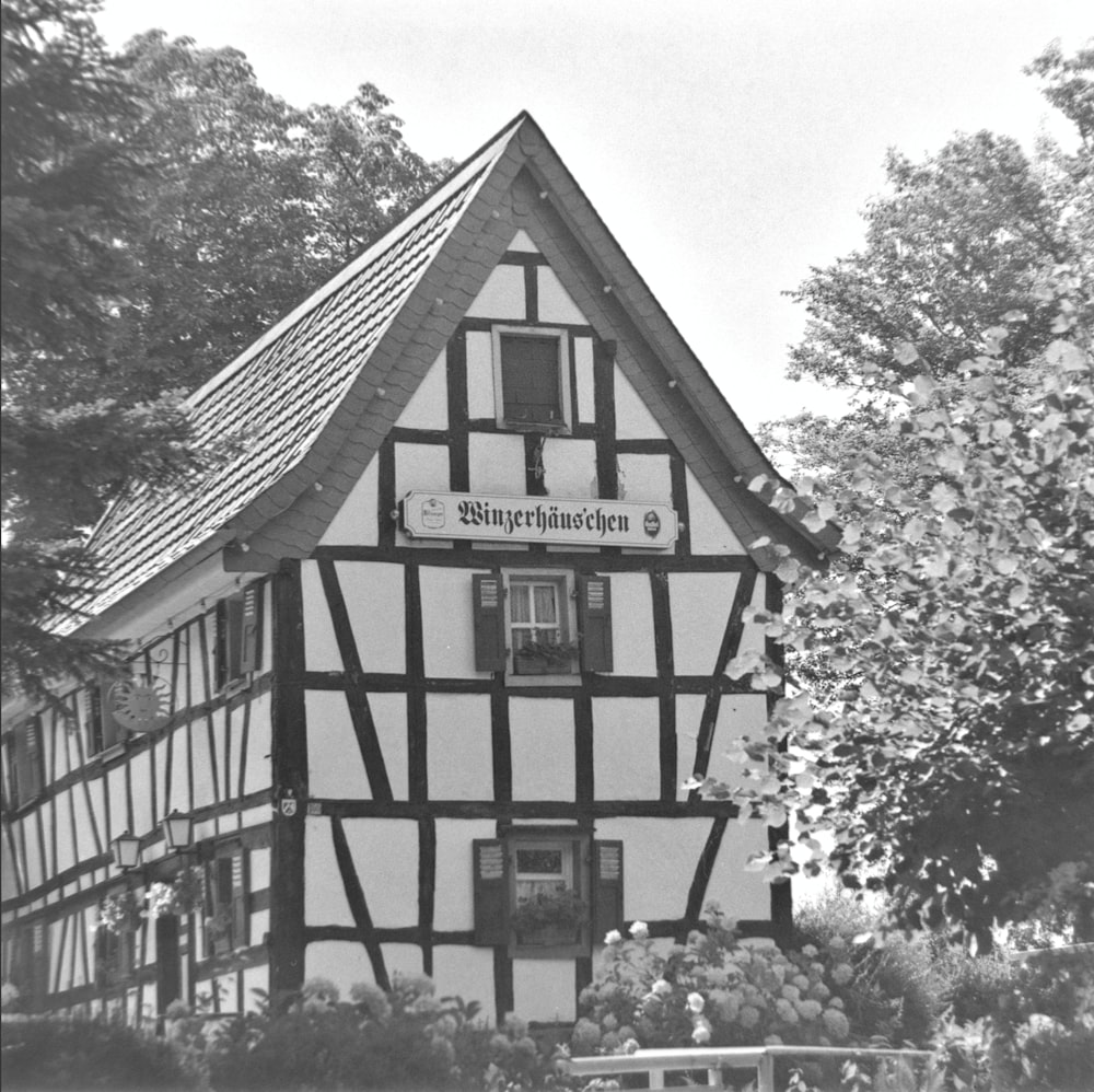 a black and white photo of a building