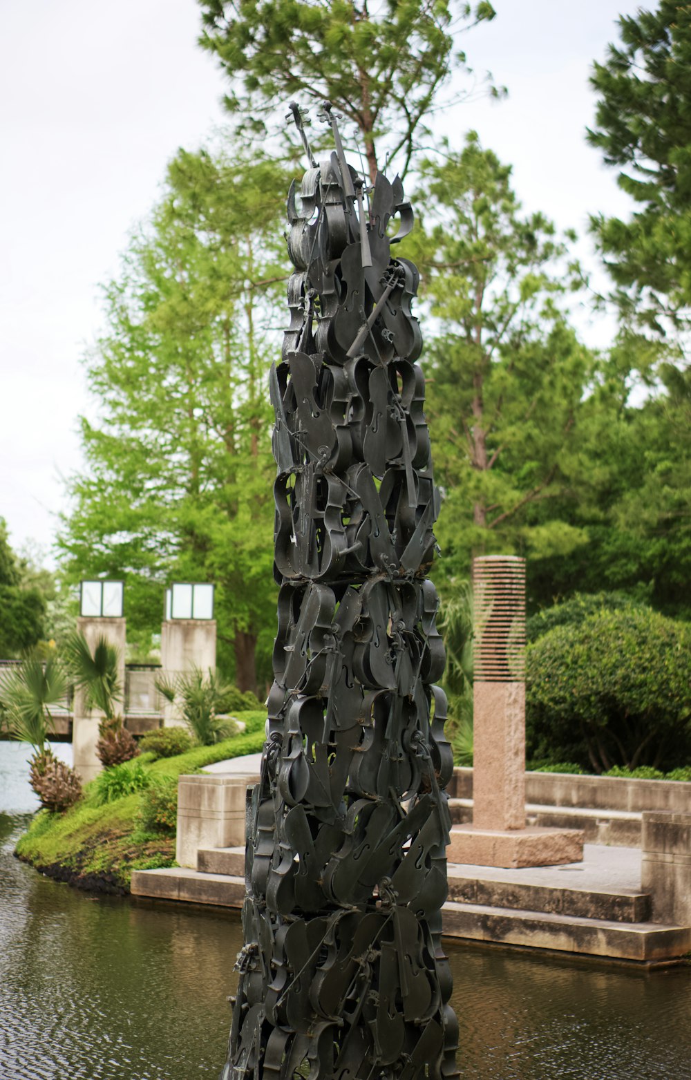 Eine Skulptur aus schwarzem Kunststoff in einem Park