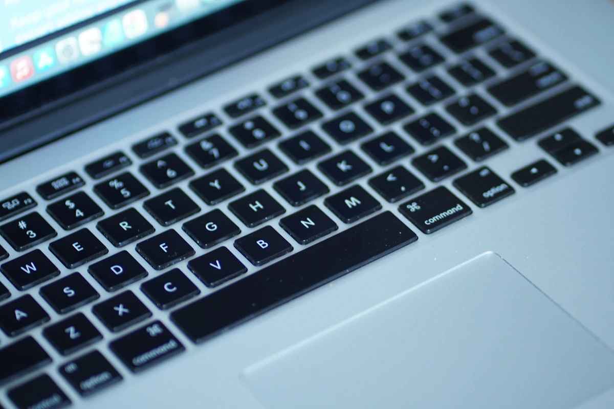 Klawiatura laptopa na biurku