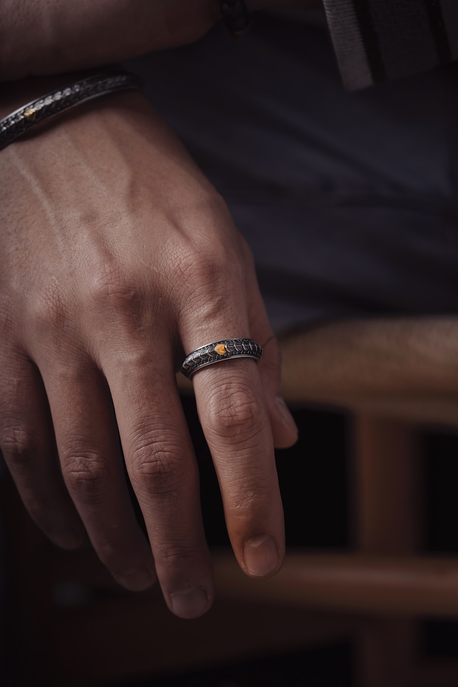 man's hand wearing a tungsten wedding band — does tungsten tarnish