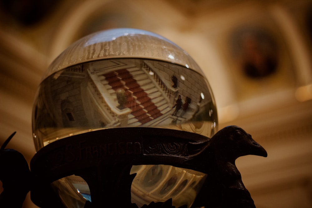 una palla di vetro seduta sopra un supporto di metallo