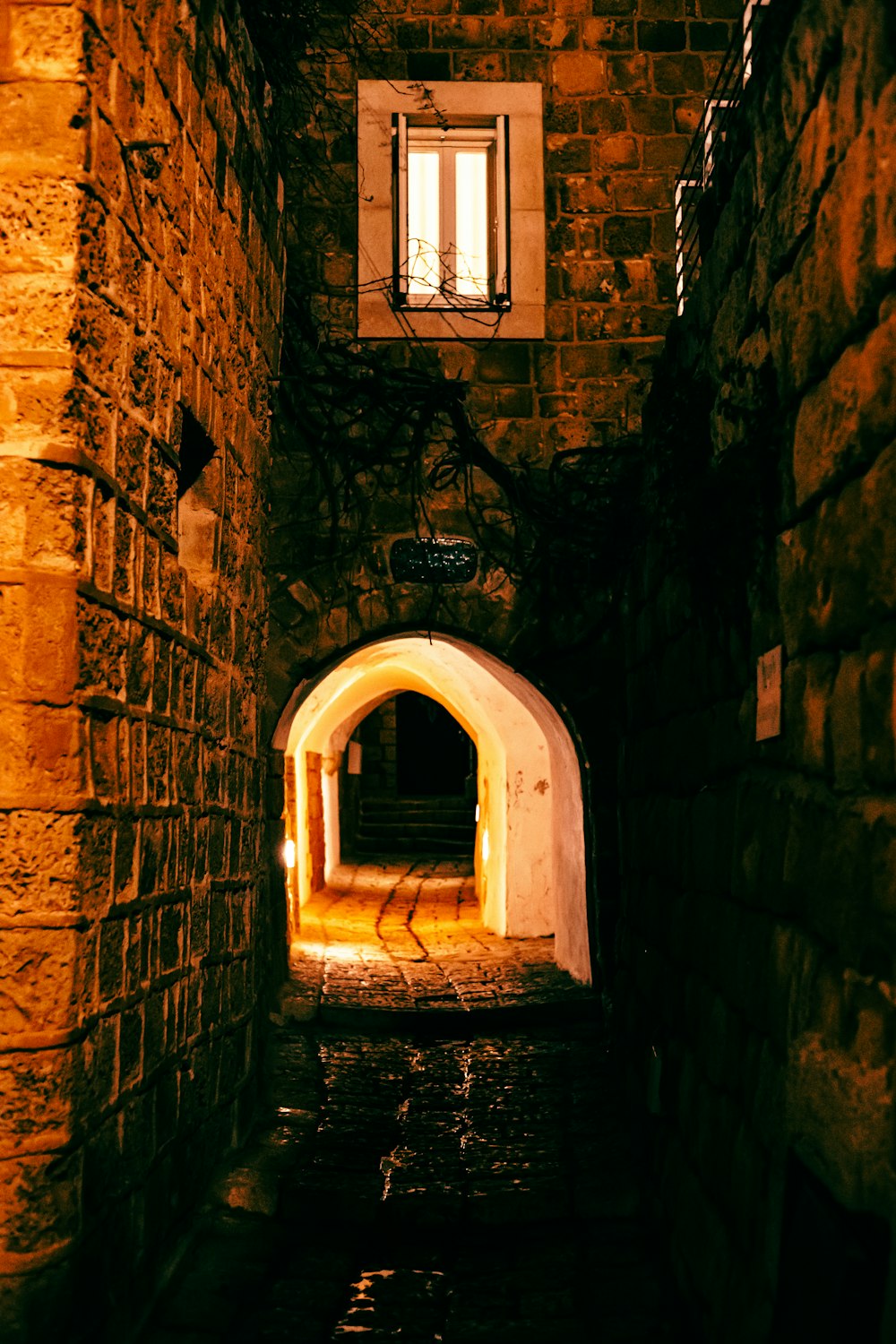 Un túnel estrecho con una luz al final