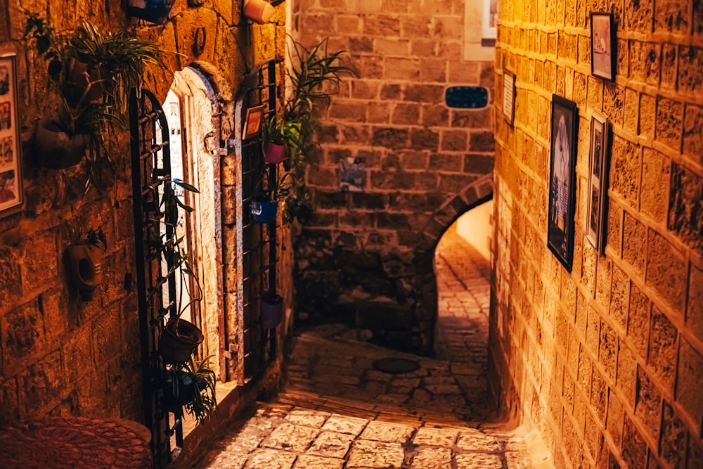 a narrow alley way with a brick wall