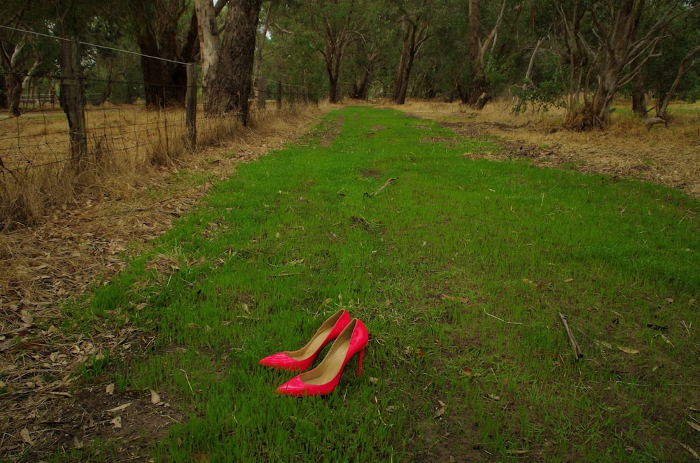 une paire de chaussures rouges à talons hauts allongées sur le sol