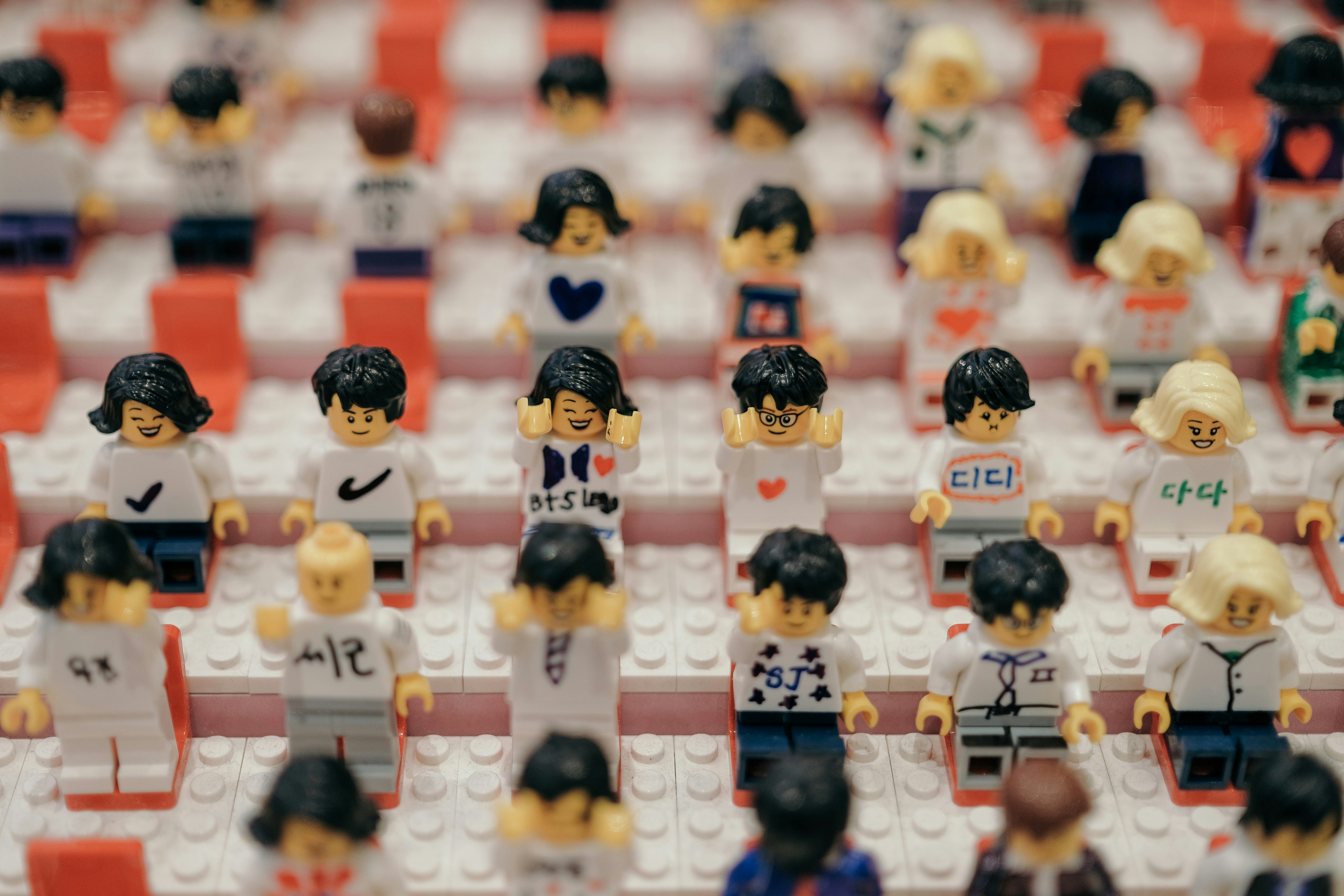 테이블 위에 앉아 있는 레고 사람들