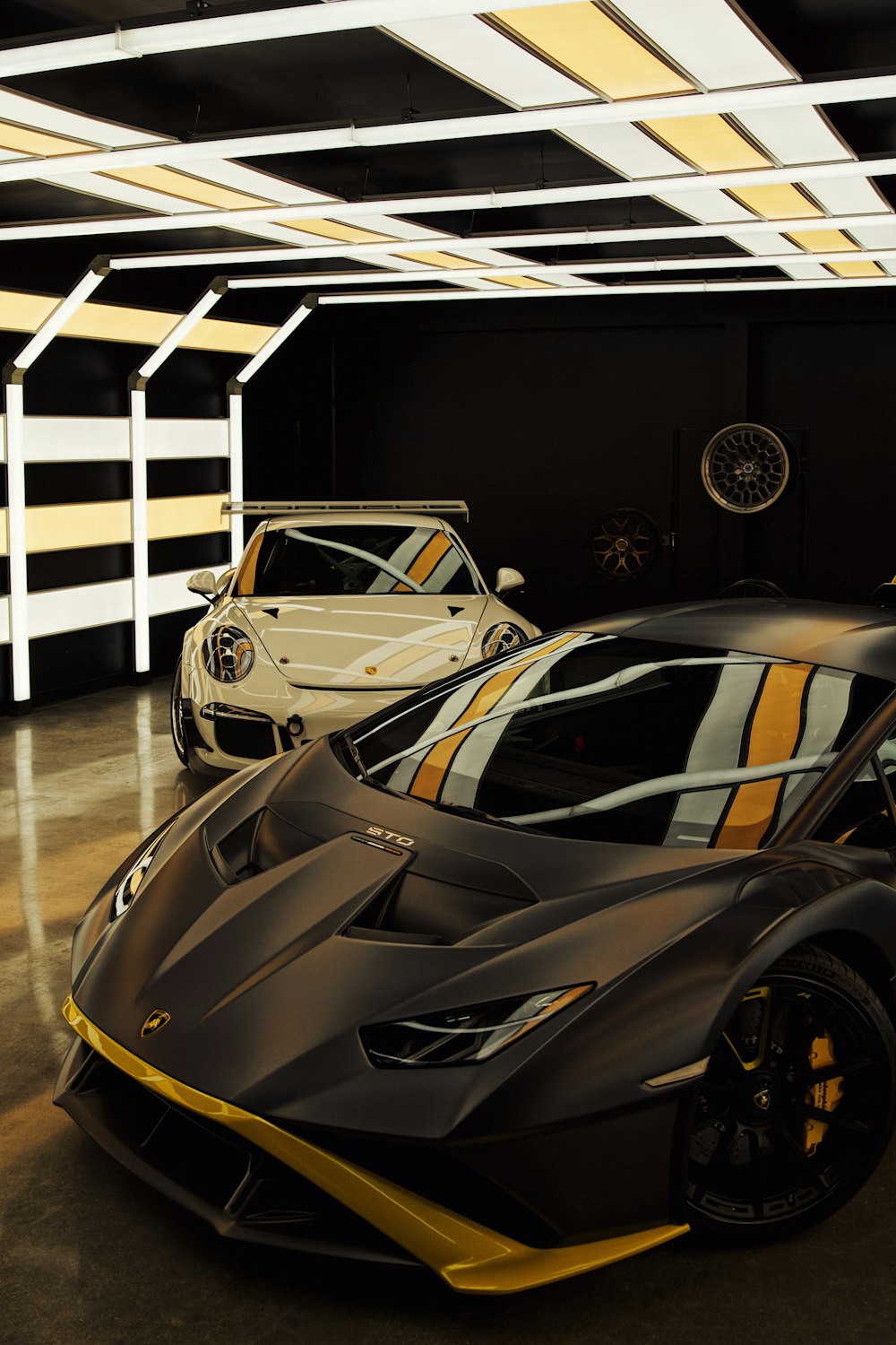 Une voiture de sport noire et jaune dans un garage