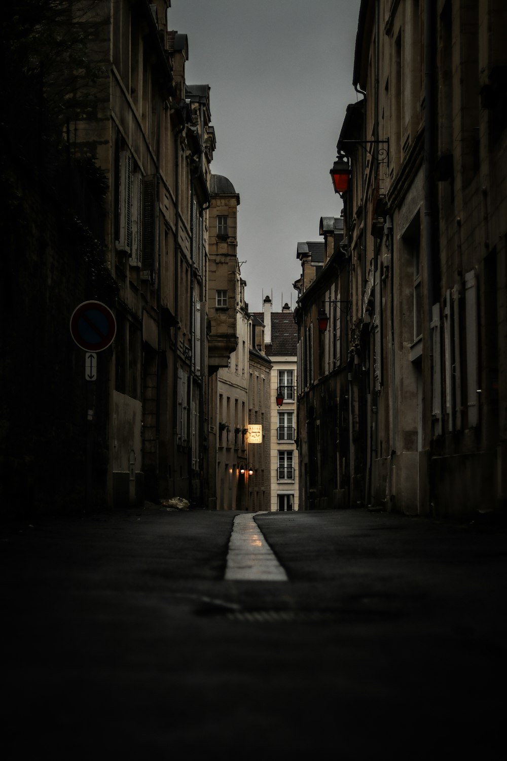 Una calle vacía con un cielo oscuro en el fondo