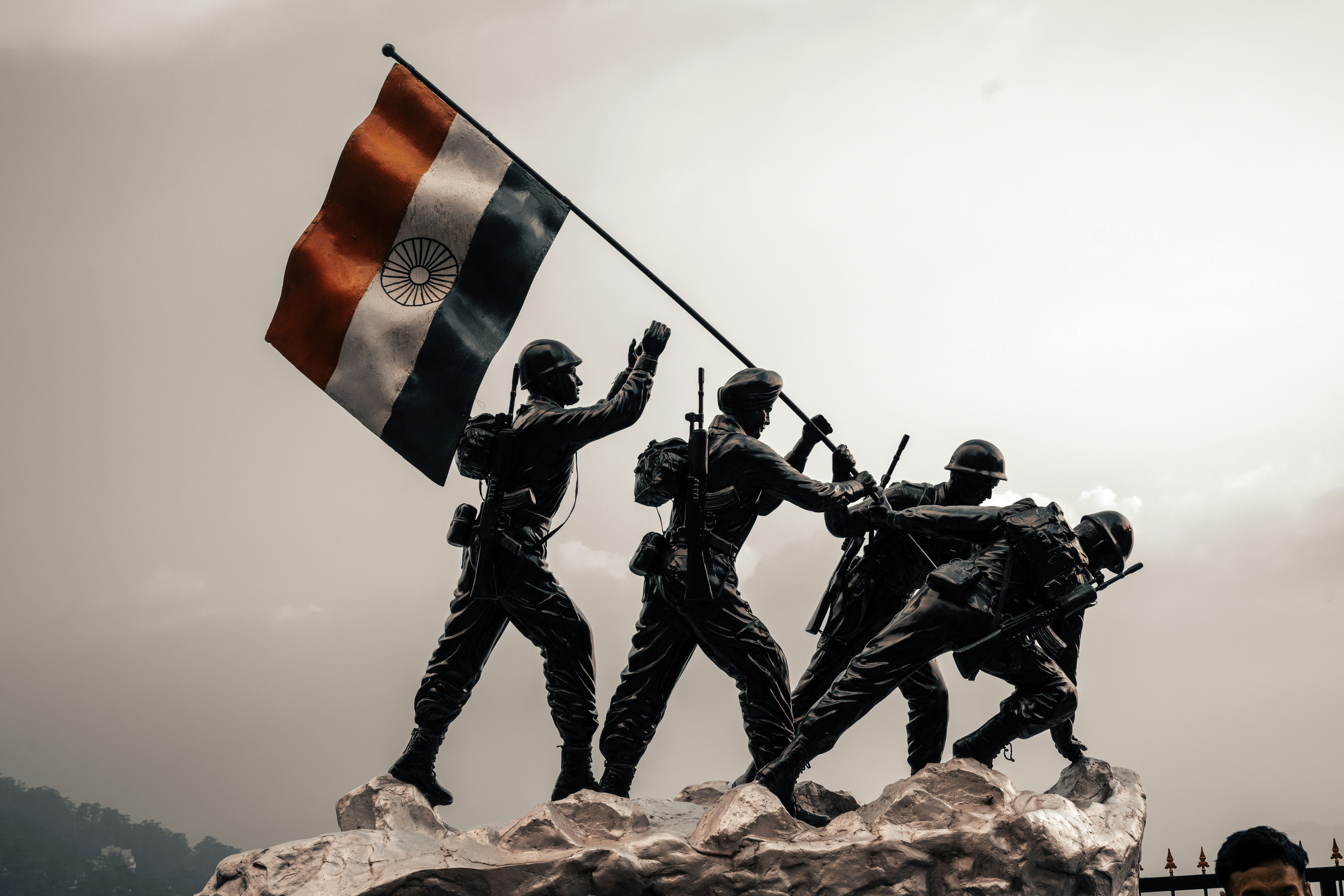 Eine Gruppe von Soldaten, die eine Fahne auf einem Felsen halten