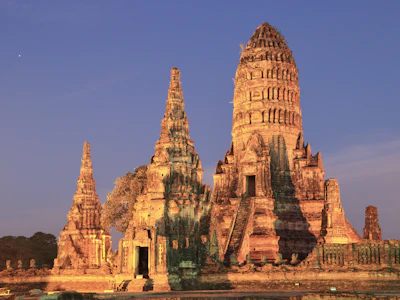 a very tall building with many spires on top of it
