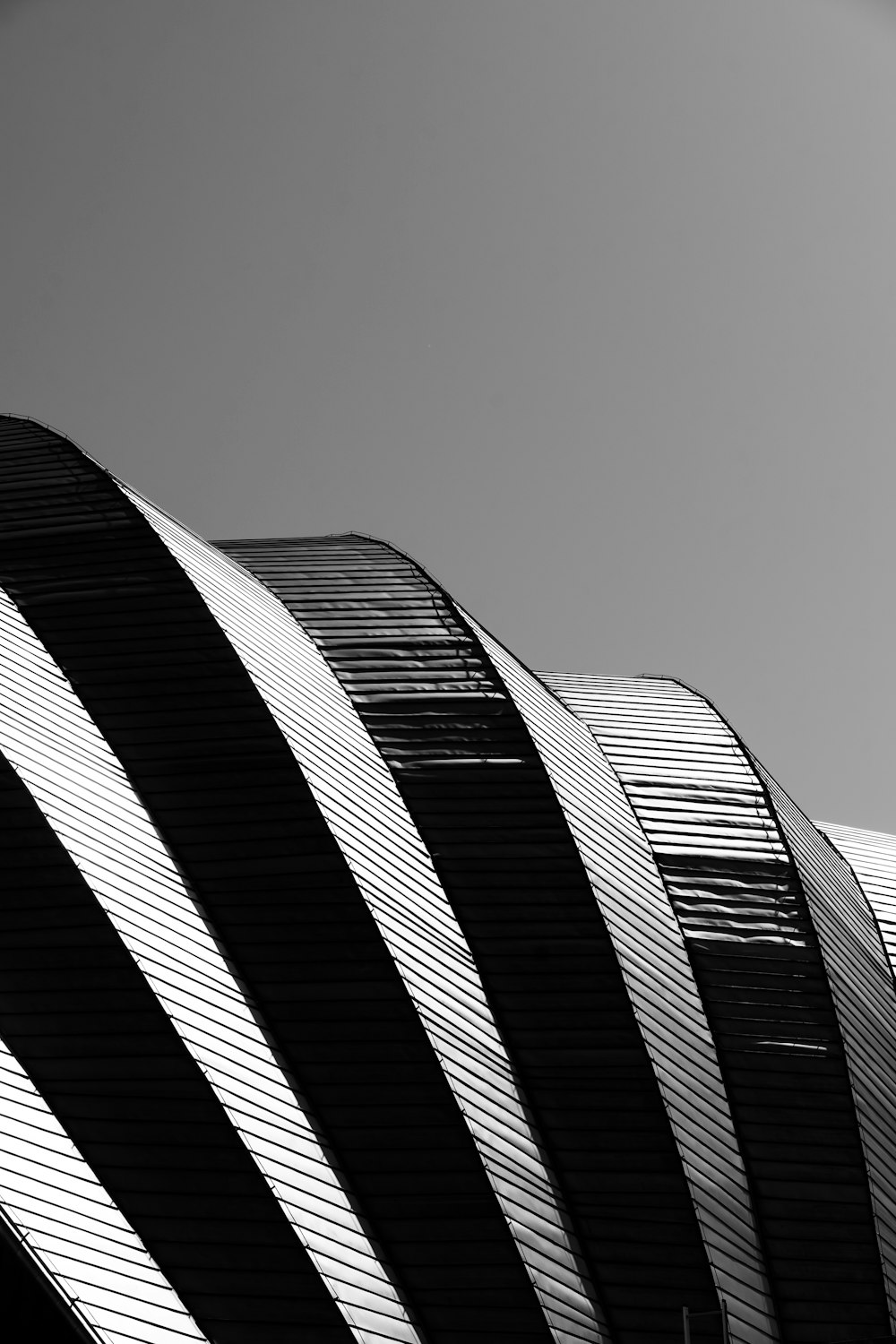 Una foto en blanco y negro de un edificio