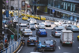 a busy city street filled with lots of traffic