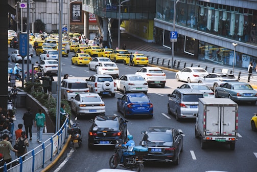 a busy city street filled with lots of traffic