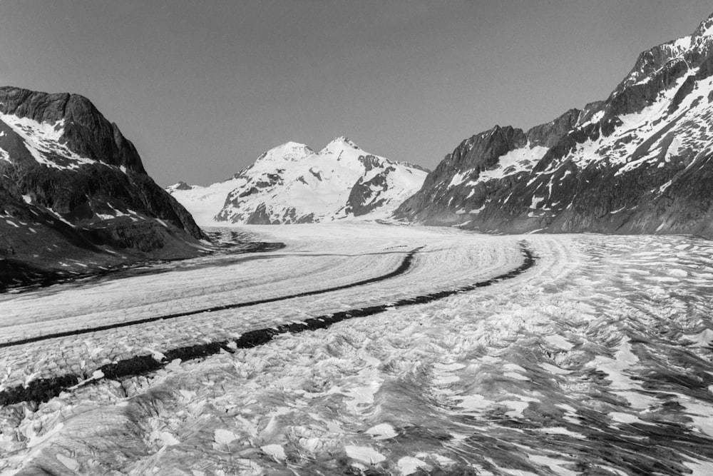 uma foto em preto e branco de uma estrada nas montanhas