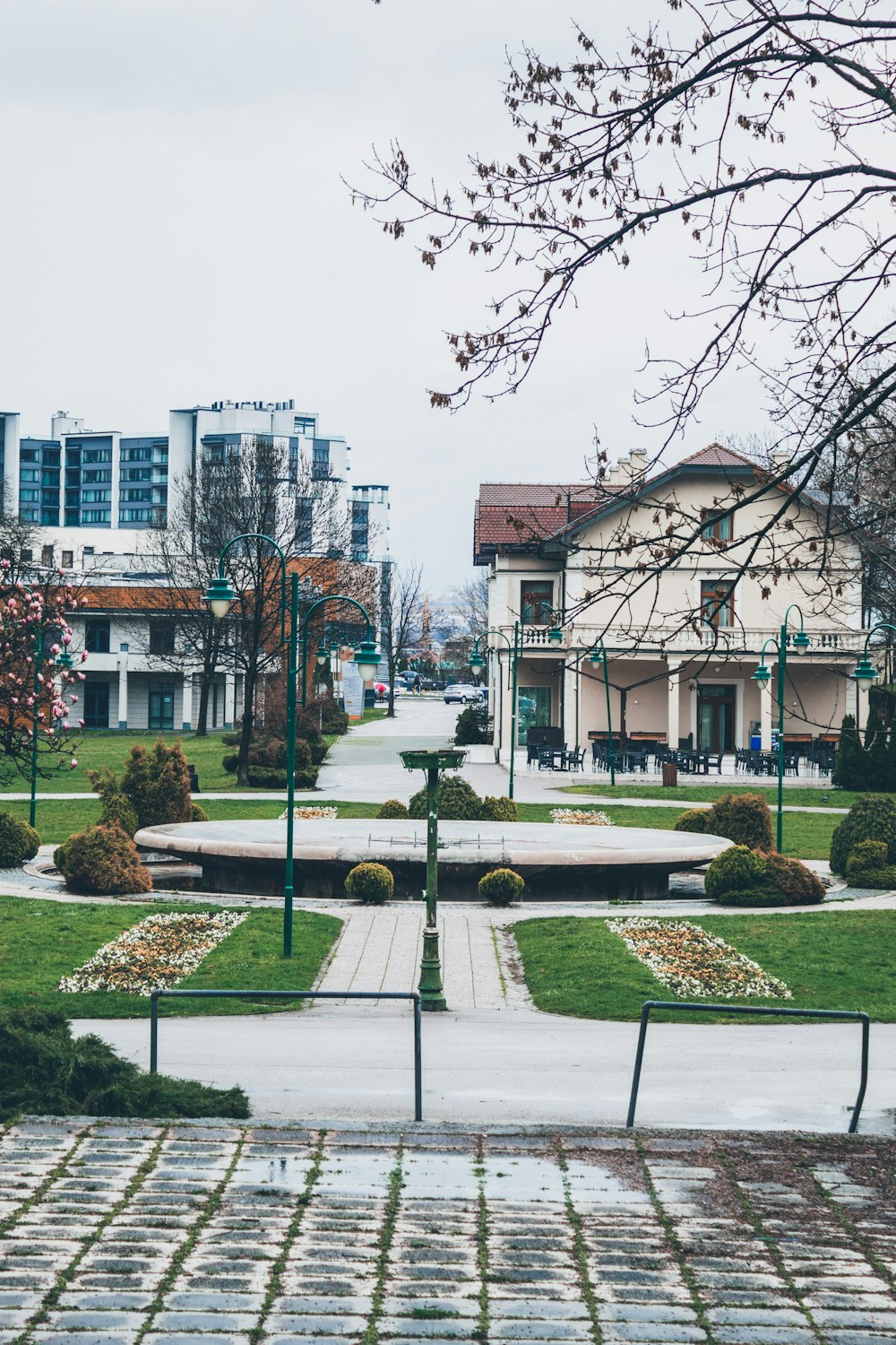 Una vista de un parque con una fuente en el medio de ella