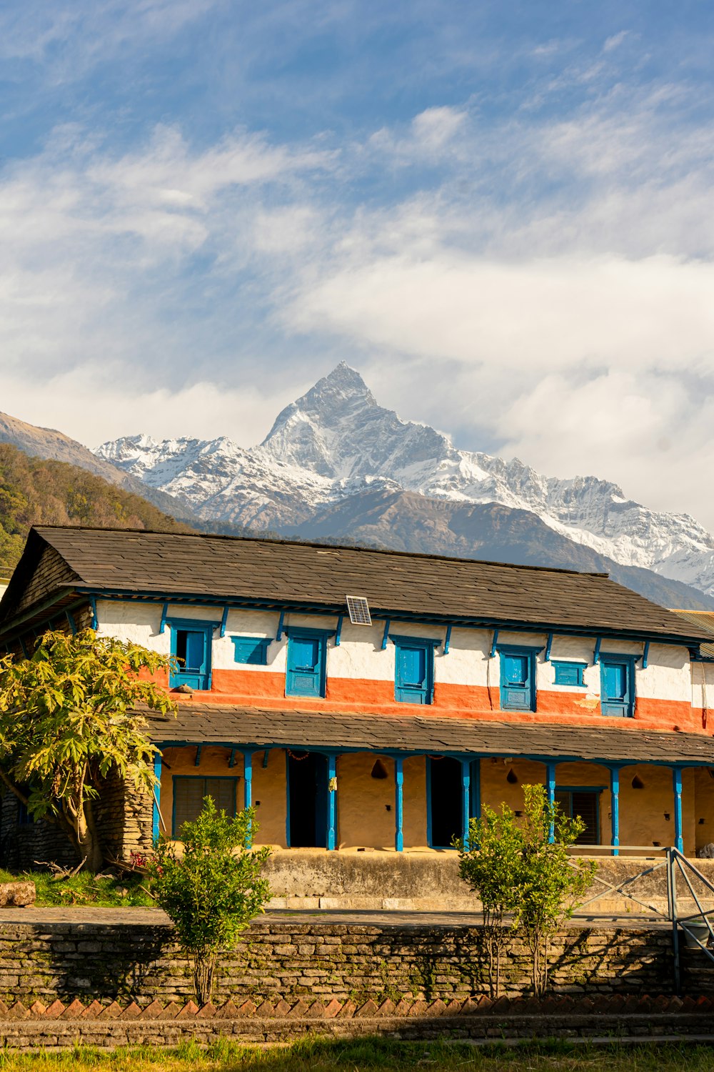 Un edificio con una montaña al fondo