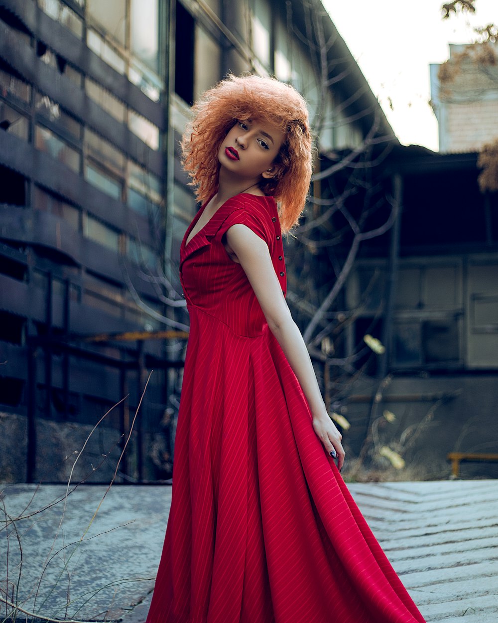 Foto zum Thema Draußen steht eine frau in einem roten kleid – Kostenloses  Bild zu Kleid auf Unsplash