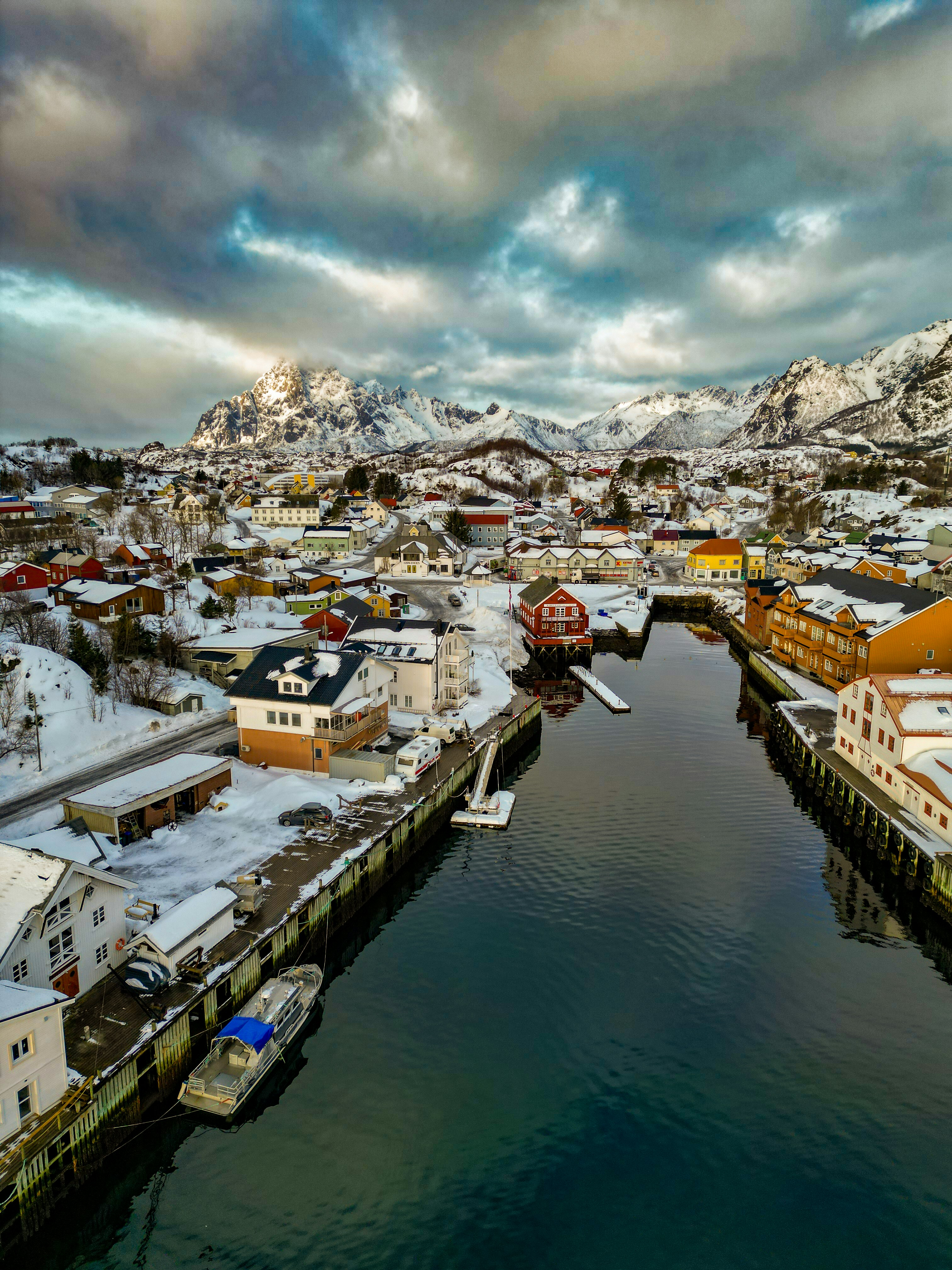 Photo by danieldiemer