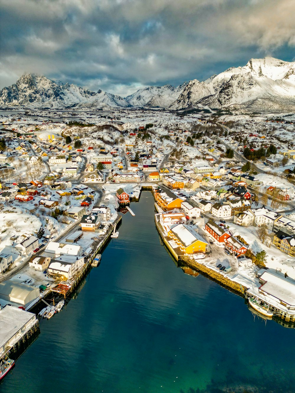 Una vista aérea de una ciudad nevada y un cuerpo de agua