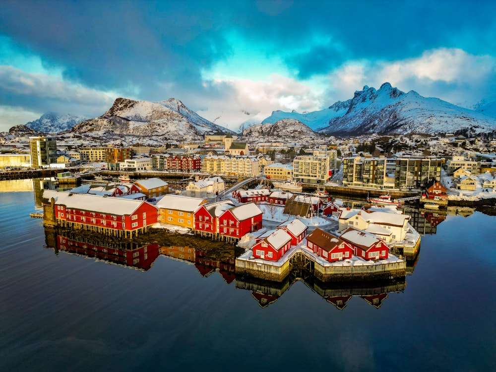 Ein Hafen mit vielen schneebedeckten Gebäuden