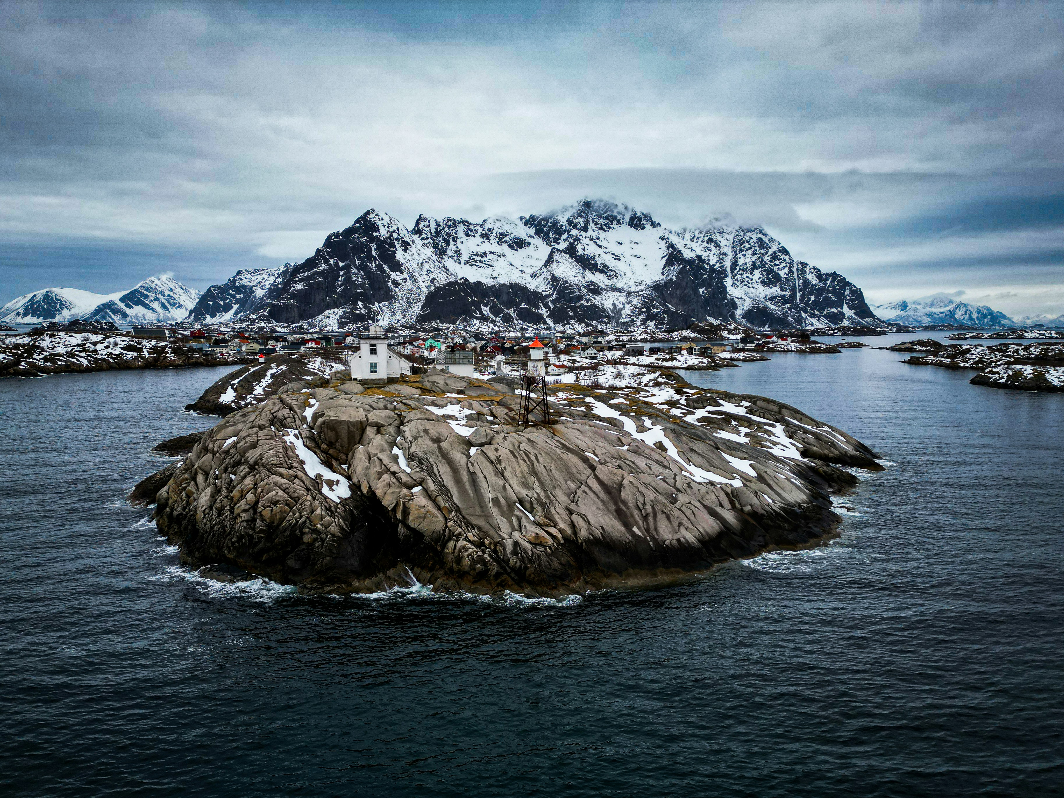 Estadio de fútbol rodeado de montañas en una ciudad andina