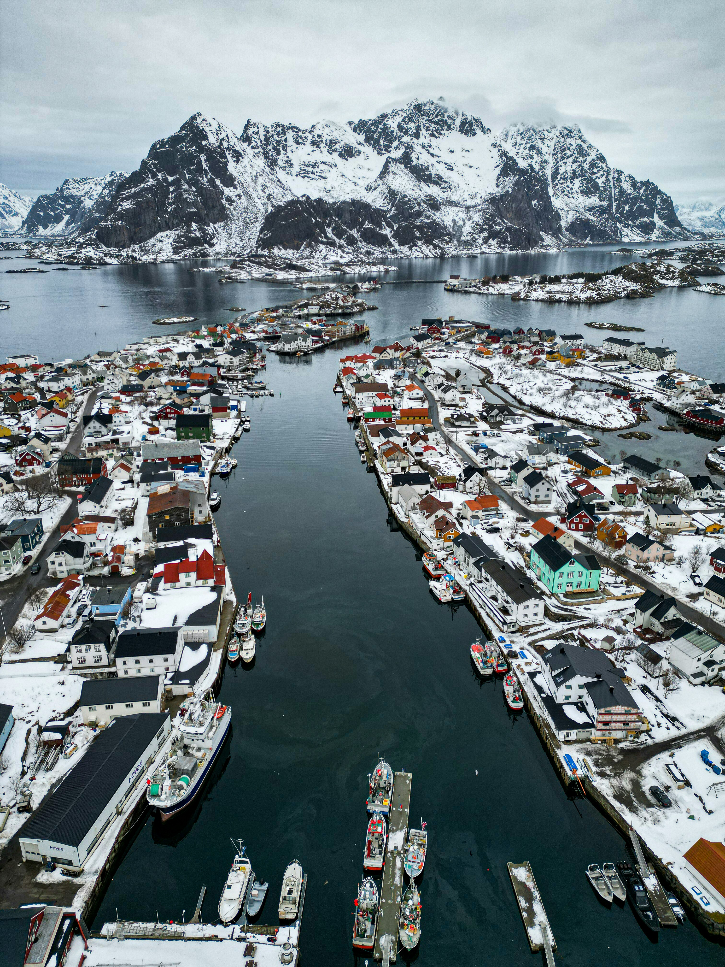 Photo by danieldiemer