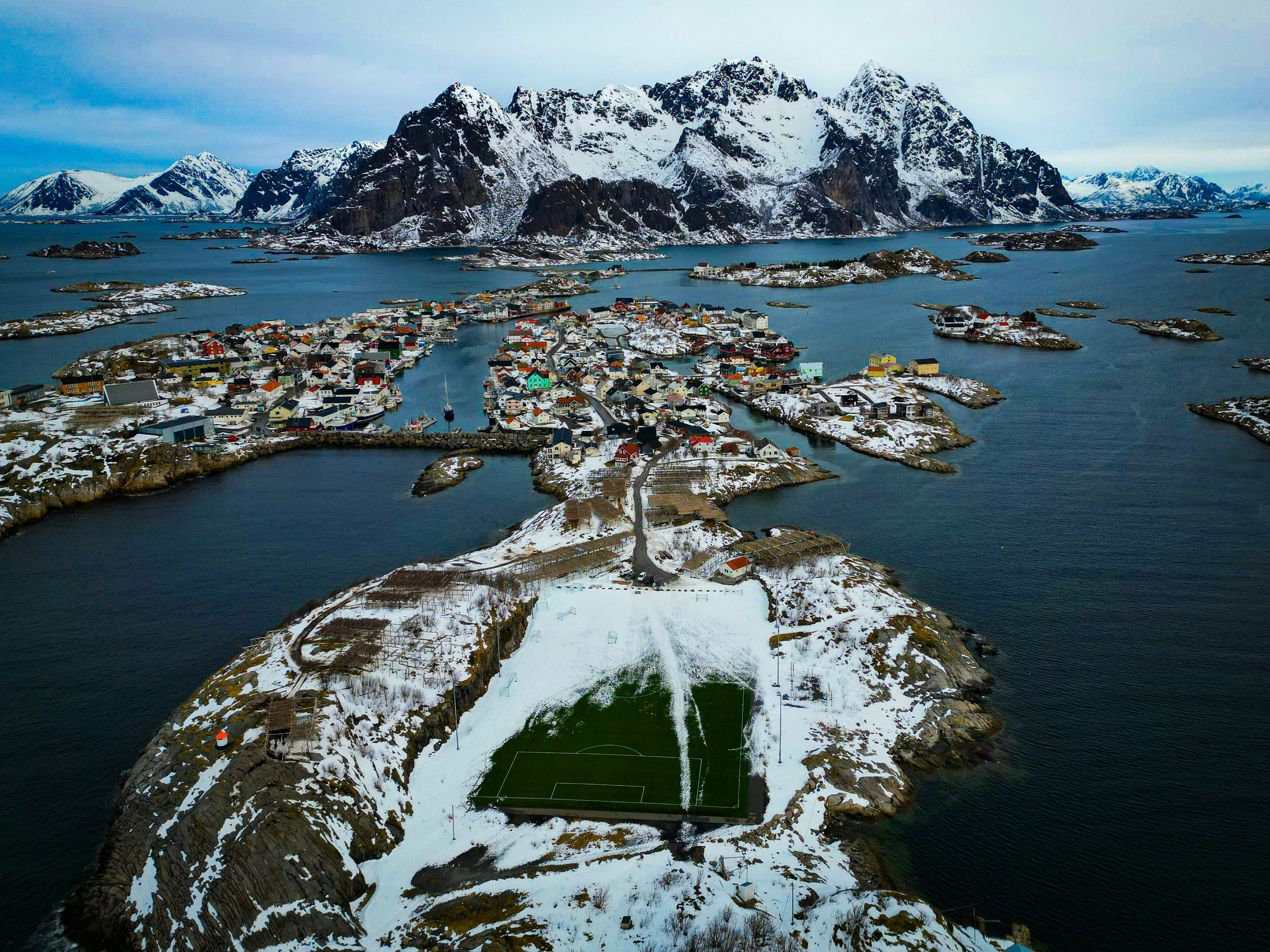 Estadio de fútbol rodeado de montañas en una ciudad andina