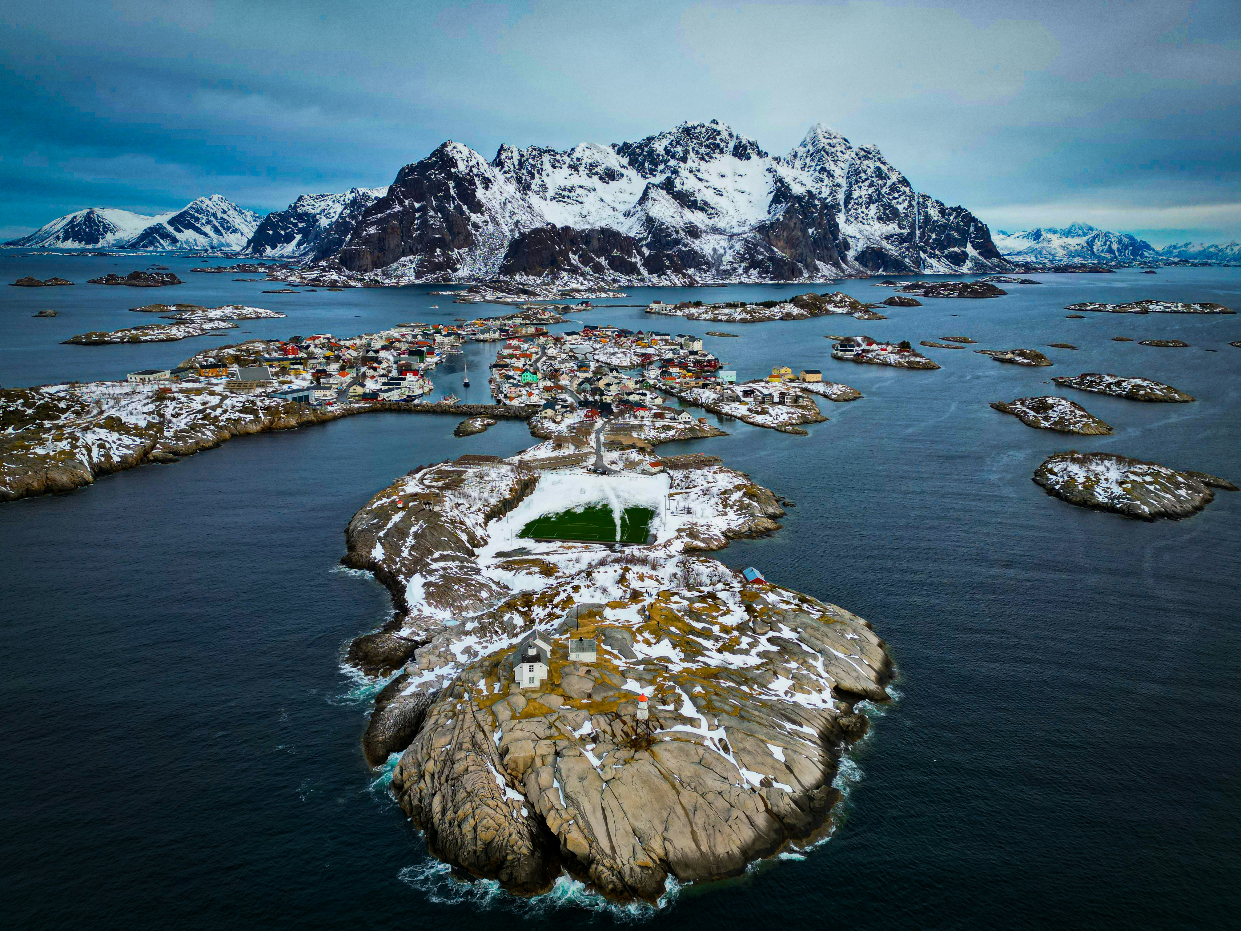 Estadio de fútbol rodeado de montañas en una ciudad andina